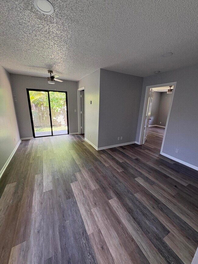 Foto del edificio - 4726 Summit Blvd