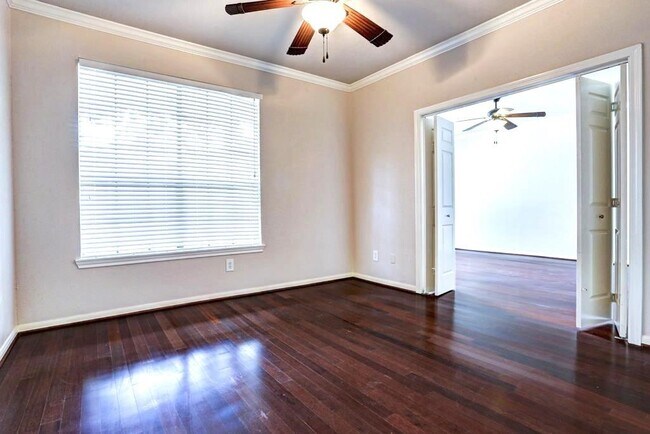 Building Photo - 2255 Braeswood Park Dr