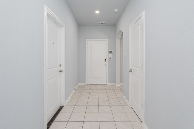 Building Photo - 811 Emerald Dr