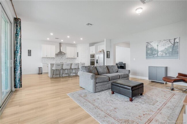 Building Photo - 6801 Cloverdale Ave