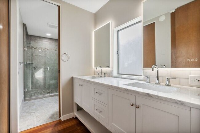 Foto del edificio - Stunning ALKI WATERFRONT Condo Overlooking Majestic Puget Sound!