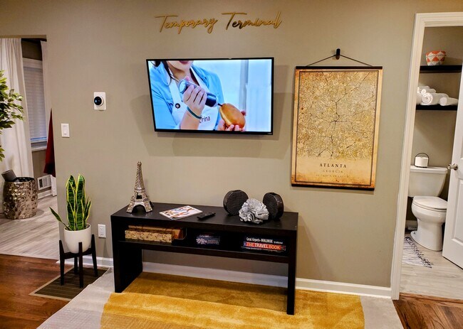 Smart TV - sala de estar - 3453 Pierce St