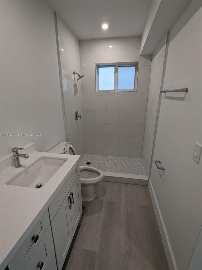 Building Photo - 220 Collins Ave