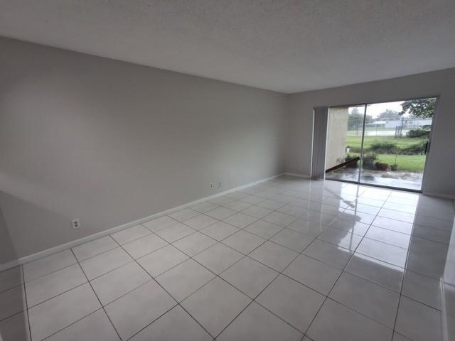 Building Photo - 9917 Twin Lakes Dr