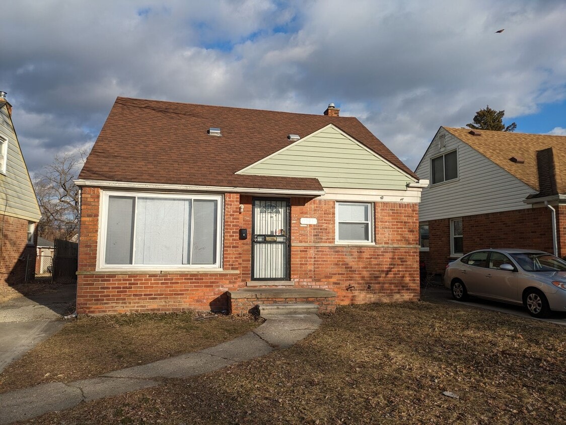 Photo - 1701 Fairbairn 4 bed/1 bath HARDWOOD FLOORS - NEW LVP - UPDATED KITCHEN - COVERED PORCH - 4 BEDROOMS
