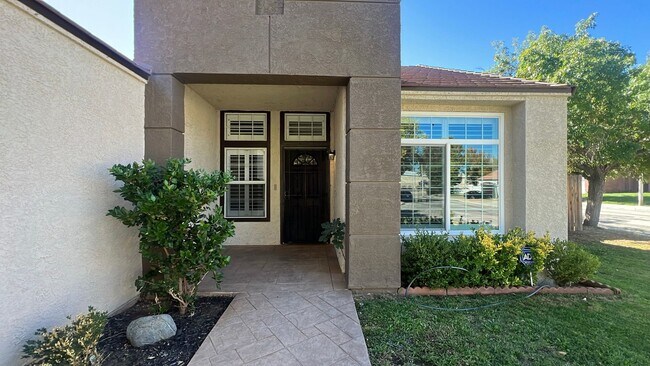 Building Photo - West Palmdale Home