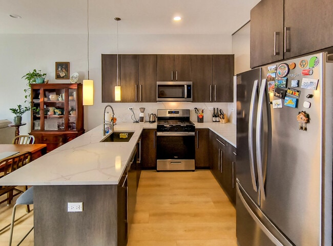 Building Photo - 2924 W Medill Ave