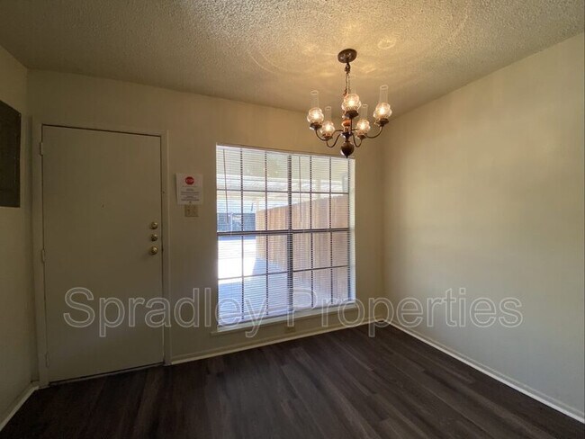 Building Photo - 501 Phoenix Dr