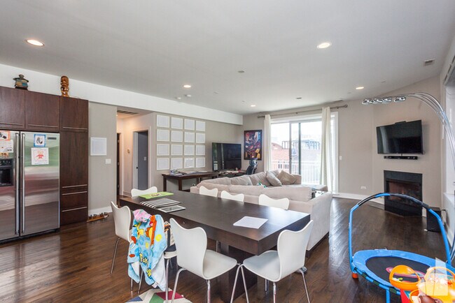 Building Photo - 3255 N Paulina St