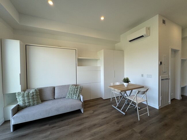 Building Photo - 1301 Belaire Av
