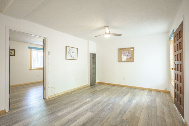 Building Photo - 304 Kit Carson Rd