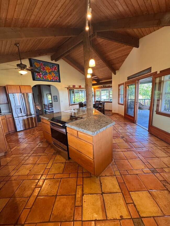 Foto del edificio - Prime location, large custom home near Wai...