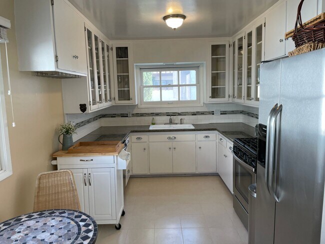 Building Photo - Prime Furnished Condo