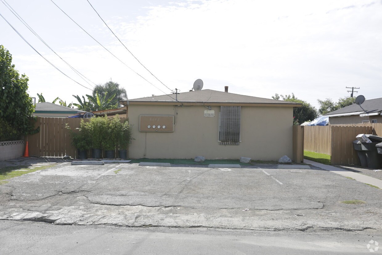 Building Photo - 8662 Acacia Ave