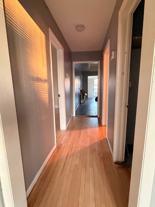 Pasillo - 2423 S 57th Ct