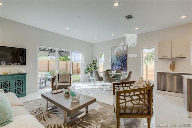 Building Photo - 698 NE 43rd St