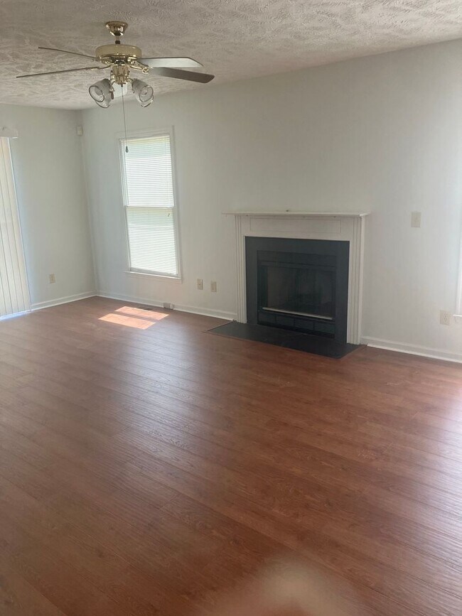 Building Photo - BEAUTIFUL 3 BEDROOM 2.5 BATH STORY HOME (SB)