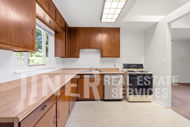 Building Photo - 1055 Morse Ave