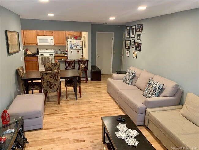 Foto del edificio - 3004 Madison Ave