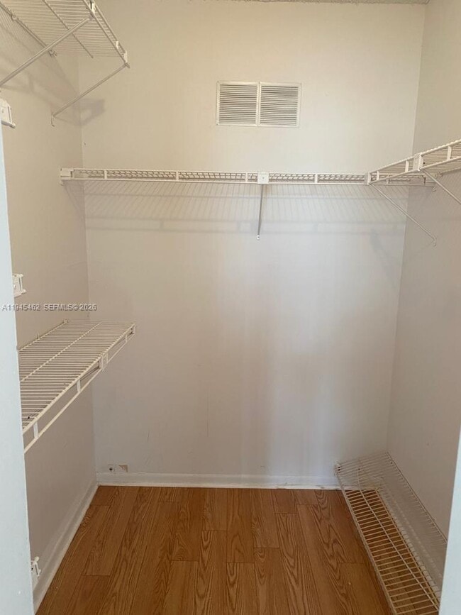 Foto del edificio - 5841 NW 61st Ave