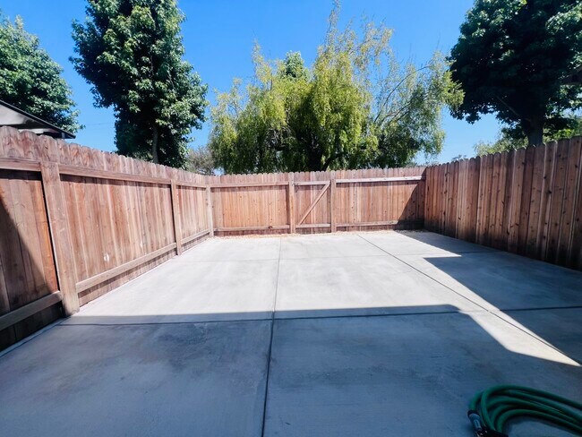 Patio/Jardín trasero - 115 Orcutt View Ct