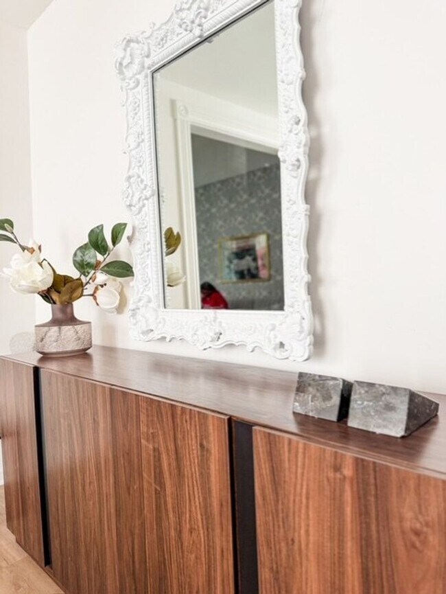 Foto del edificio - Brand new, huge 2 BR/2BA fully furnished i...
