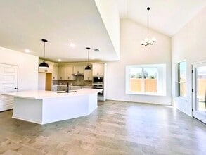 Building Photo - 608 Breeze Hollow Ln