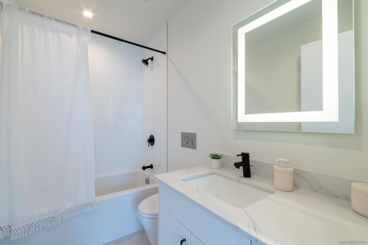 1111 Torrey Pines Rd Unit 207, San Diego, CA 92037 Room for Rent in