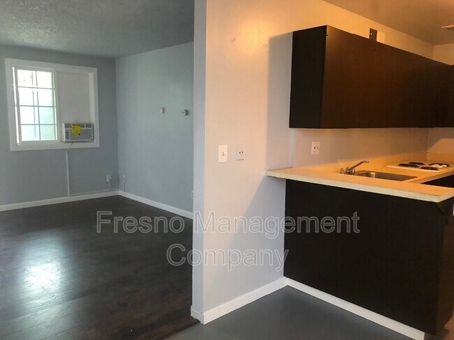 Building Photo - 2560 N Maroa Ave