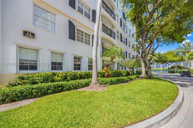 Foto del edificio - 3255 NE 184th St