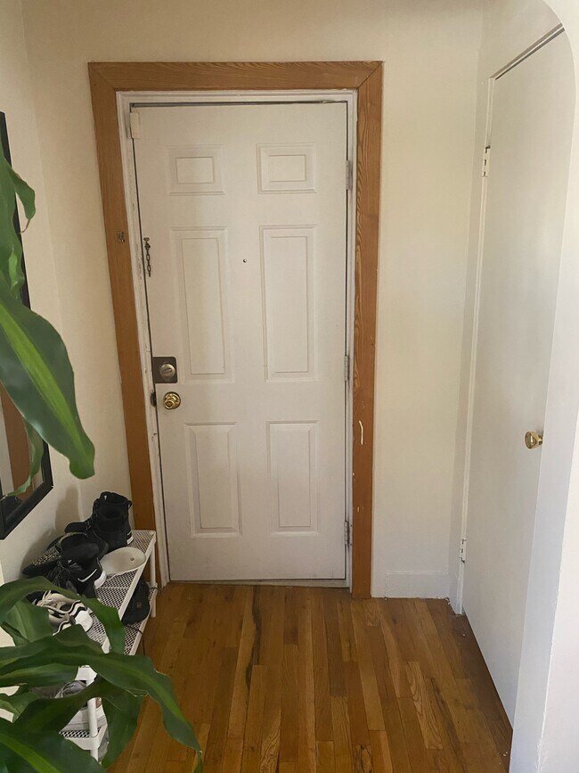 Door - 1617 N Hudson Ave