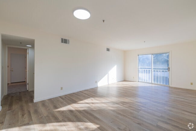 2BR, 2BA - 1008 SF - Living Room - Napa Creek Apartments