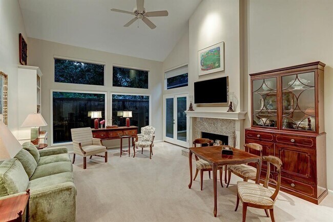 Foto del edificio - 8963 Briar Forest Dr