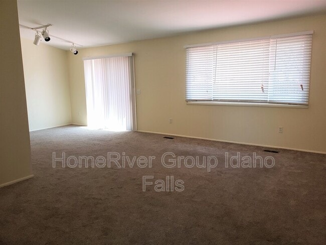 Building Photo - 2835 Balboa Dr