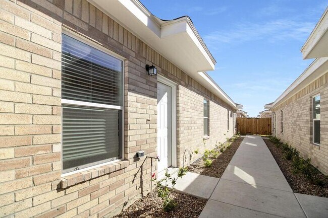 Building Photo - 905 West Mahala Avenue - 3