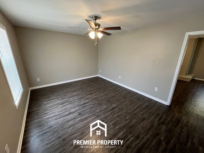 Foto del edificio - NEWLY RENOVATED 3BR/2BA in Easthaven | Modern Fireplace & Formal Dining
