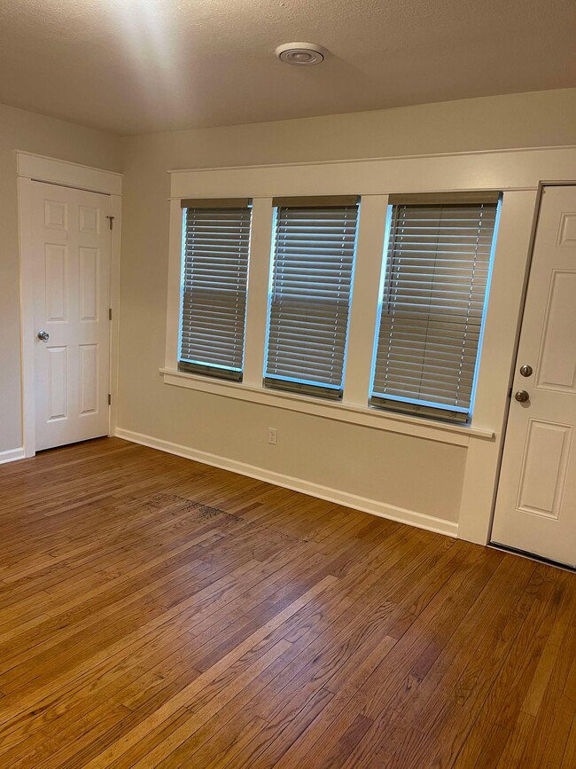 Living room - 1104 W Chambers St