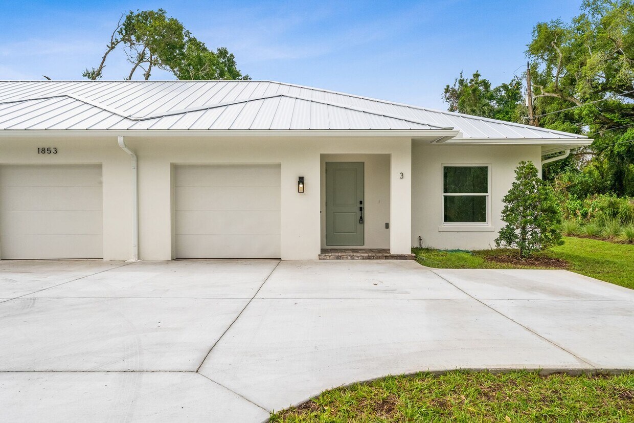 Foto principal - 2 Bedroom 2 Bath 1-Car Garage