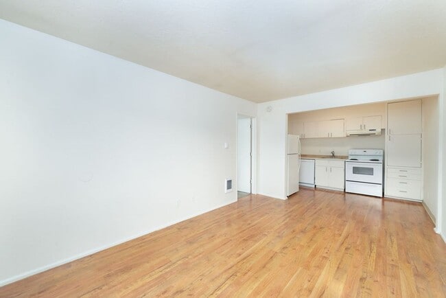 Foto del edificio - 1 bedroom ,pets welcome! Get it now before...