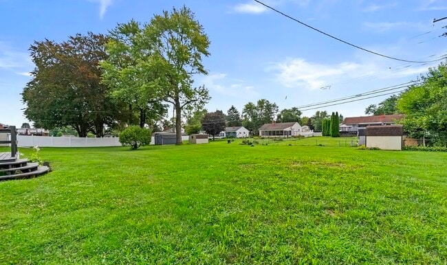 Large, Level Yard - 3818 Oakleigh Dr