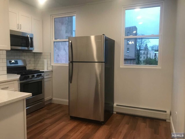 Building Photo - 206 2nd St