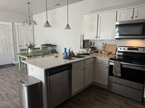 Building Photo - 91 W Silver Springs Dr