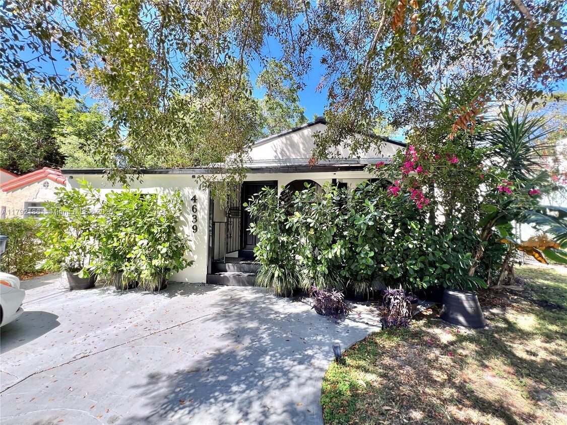 Foto principal - 4639 SW 10th St