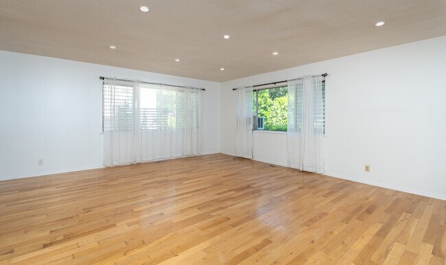Foto del edificio - 1456 Hillside Dr
