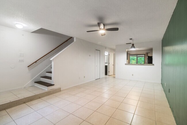 Building Photo - Tampa Palms 2 bed / 2.5 Bath Townhome for ...