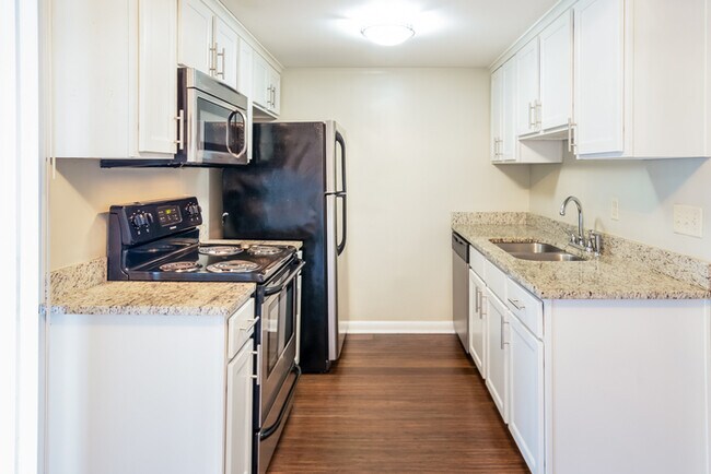 Building Photo - Inviting 2-Bedroom Townhome in Mount Pleasant