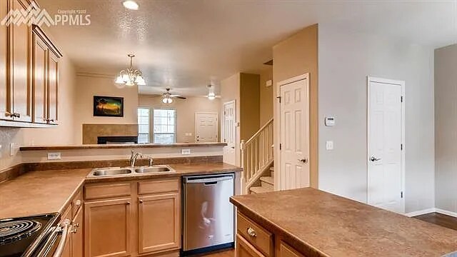 Cocina con vistas abiertas al salón - 3549 Bay Owl Grv