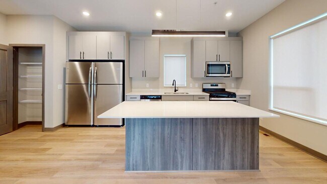 Building Photo - 6th St Triplex