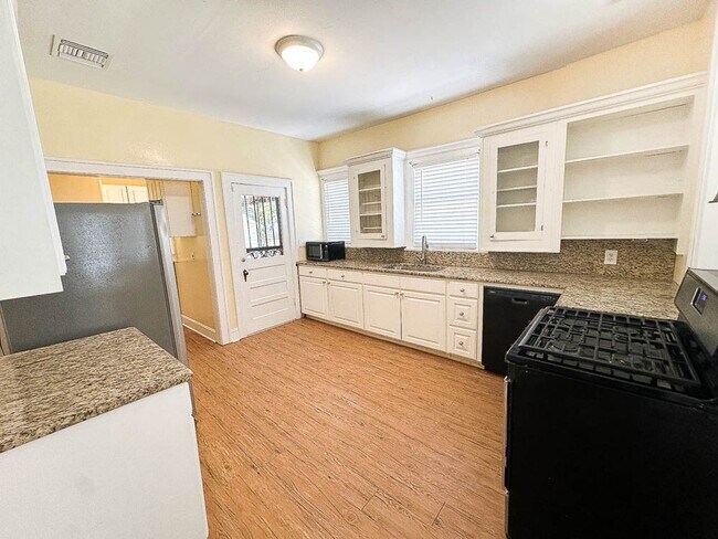 Foto del edificio - Large 4 bedroom in Highland!