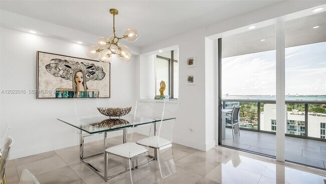 Foto del edificio - 5875 Collins Ave